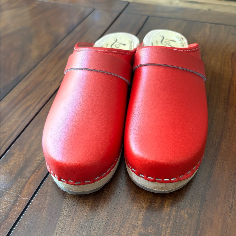 Lotta wooden red clogs